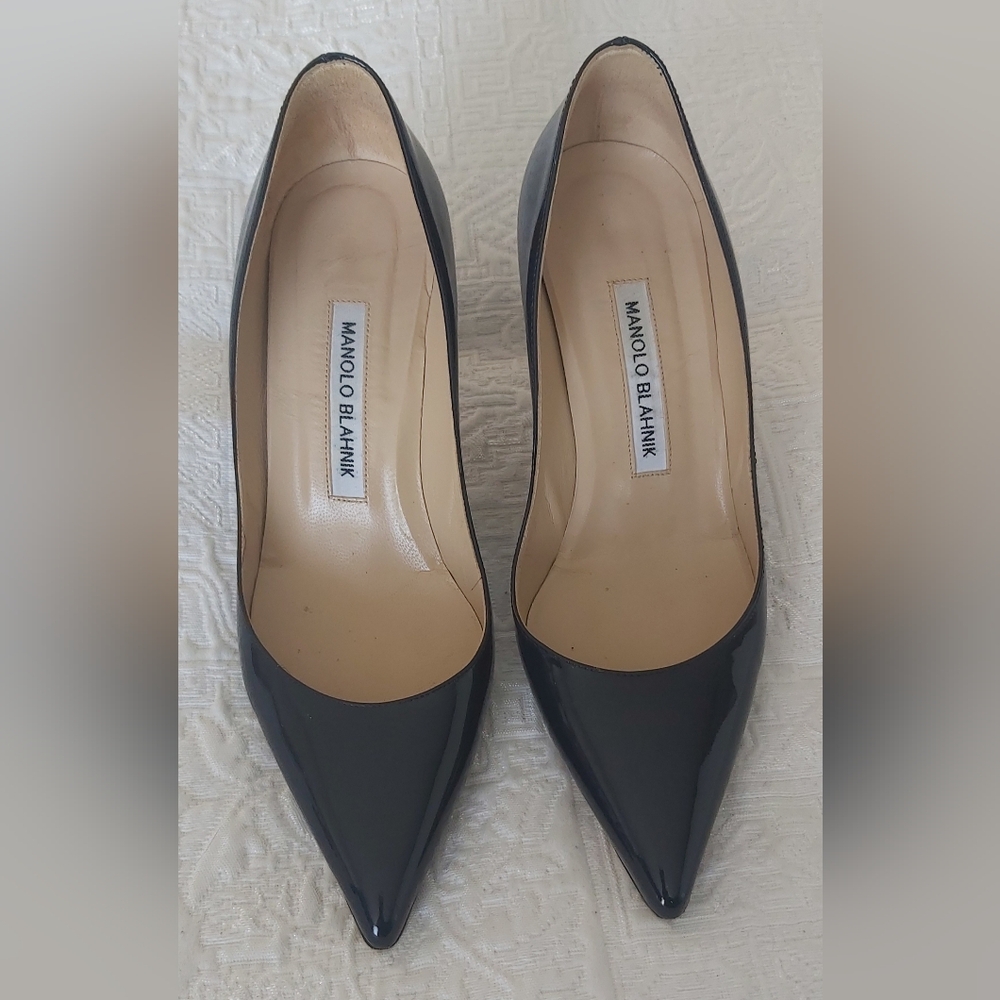 Manolo Blahnik Women's Navy Blue Patent Leather Pumps Size 7.5